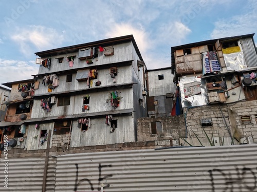 Tableau sur toile Poor Families Live in Row Houses Made of Metal Roofing Sheets