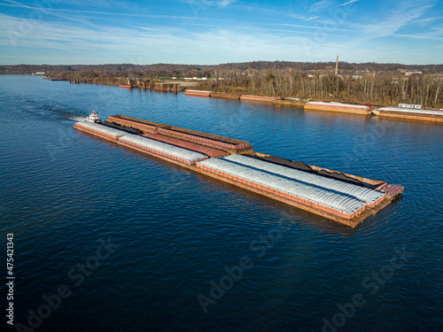 Canvas-taulu barges in the Ohio river