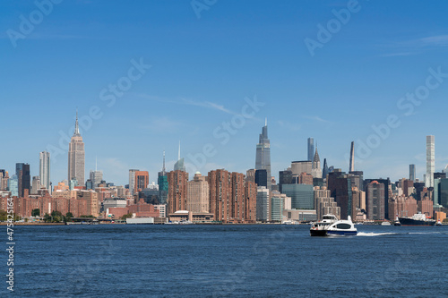 New York City skyline from Brooklyn, Williamsburg over the East river towards the skyscrapers of Manhattan Midtown and United Nation headquarters at day time, NYC, USA. A vibrant business neighborhood © VideoFlow