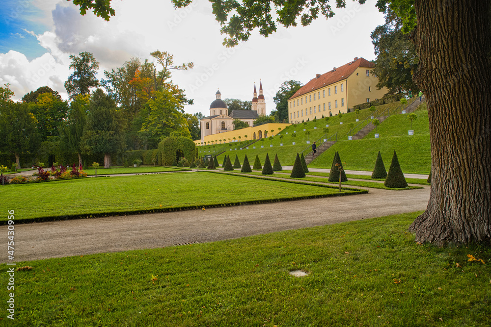 Fototapeta premium Klostergarten Neuzelle mit Blick auf ev. Kirch zum Heiligen Kreuz