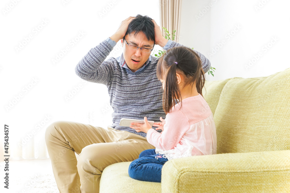 子育てのストレスを感じるお父さん