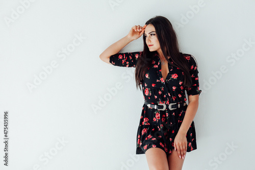 Canvastavla beautiful brunette woman in black dress with flowers