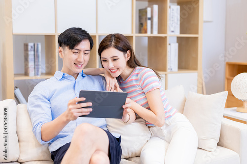 couple use tablet at home © ryanking999