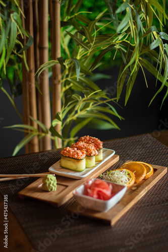 Japońskie sushi set gunkan na obiad lub na kolacje, lunch