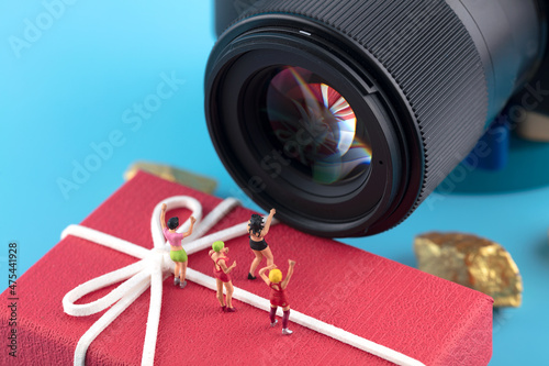 People who show their musical talents and attract traffic under the lens