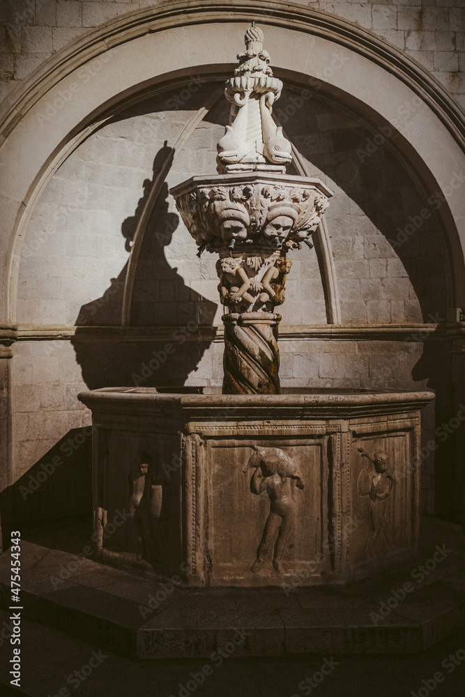 Old drinking water fountain in Luza Square, Dubrovnik - obrazy, fototapety, plakaty 
