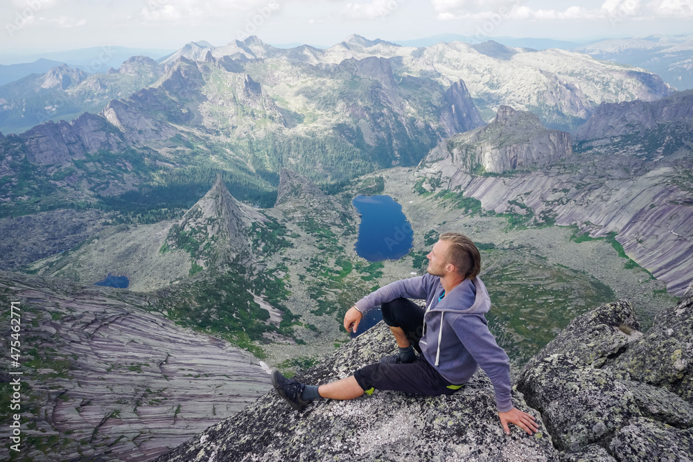 Obraz premium Hiker on top of a rock with a beautiful view of Ergaki natural practice