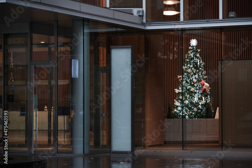クリスマスツリーが飾られたエントランス　東京、赤坂5丁目の街の風景 photo
