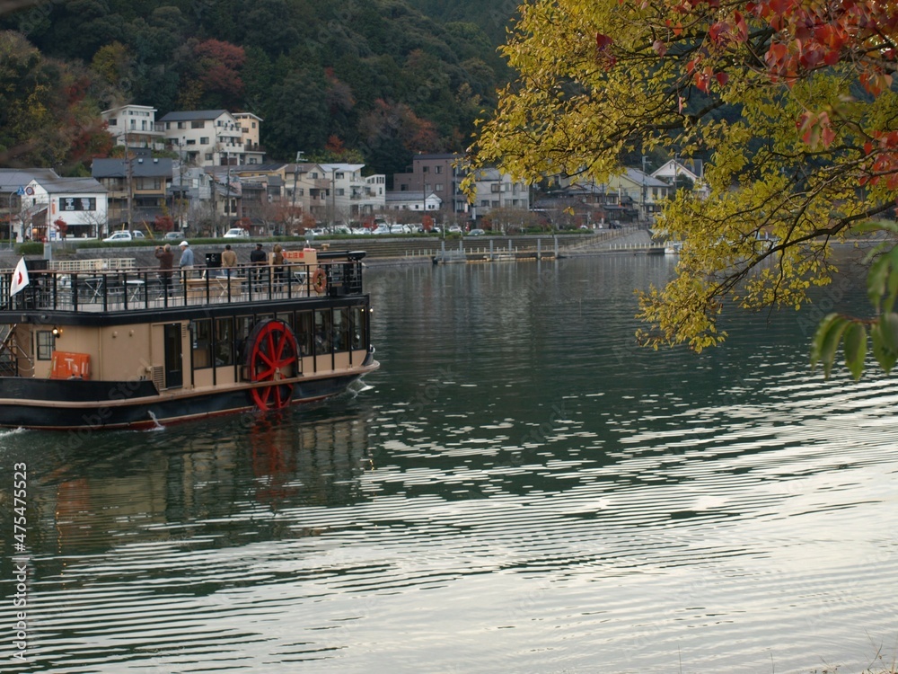 Fototapeta premium 瀬田川リバークルーズと秋の風景、滋賀県の水辺の風景、大津市、日本
