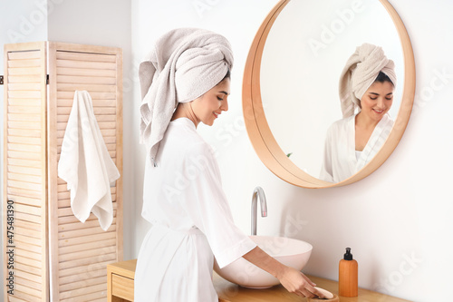 Beautiful young woman washi...