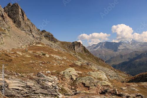 Wildromantische Hochgebirgslandschaft am Lunghinsee; Grat des Piz Grevasalvas und Berninagruppe im Hintergrund