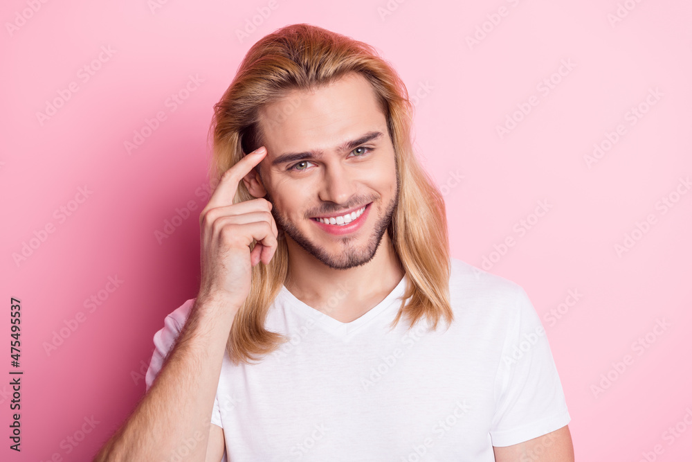 Photo of cheerful positive happy young man point finger temple good mood isolated on pink color background Photo of cheerful positive happy young man point finger temple good mood isolated on pink color background
