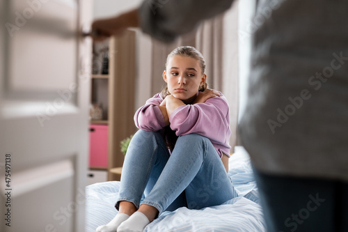 Quadro su tela misbehavior, conflict and family concept - mother entering room and sad daughter