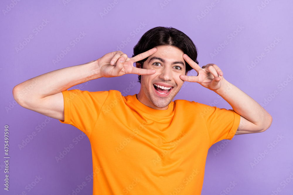 Naklejka premium Photo of cheerful funky happy positive man make v-signs good mood enjoy isolated on purple color background