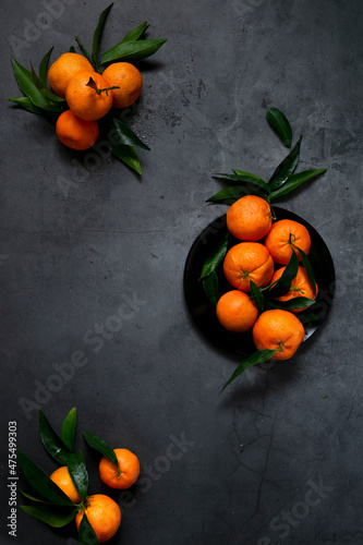 Fresh raw tangerine on dark background, healthy food ingredients © 682A_IA