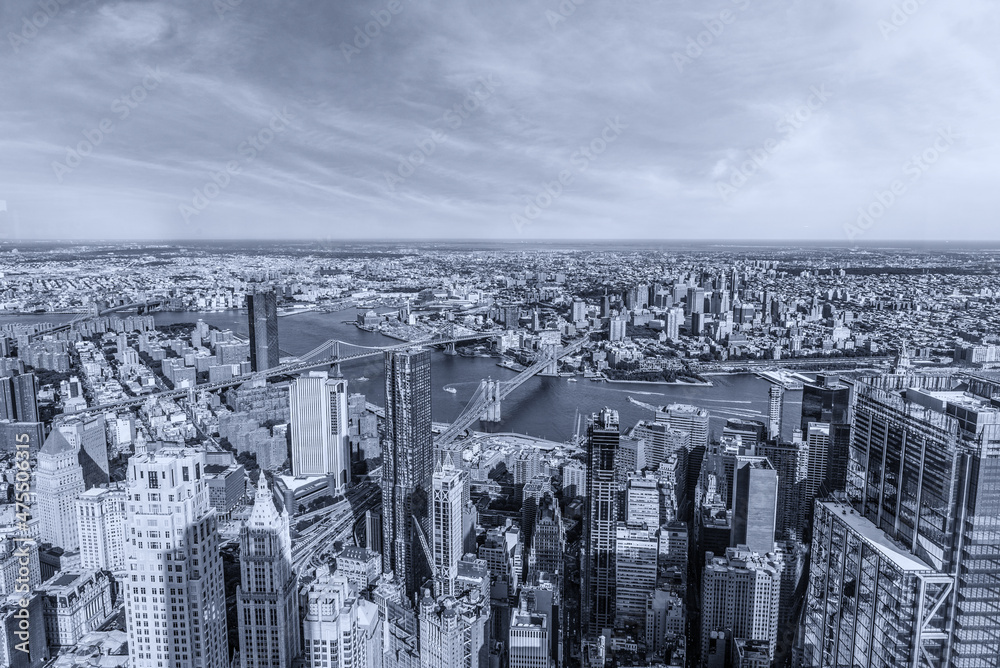 Obraz premium Manhattan aerial View with its bridges, Brooklyn Bridge and Manhattan Bridge