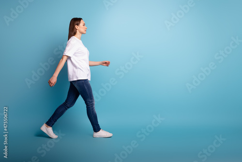 Foto Full size profile side photo of young attarctive girl walk look empty space isol