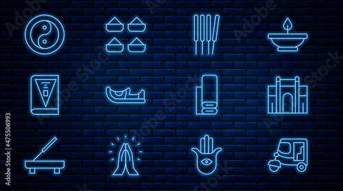 Set line Taxi tuk tuk, India Gate in Delhi, Aroma sticks, incense, Indian shoes, constitution day, Yin Yang, textile fabric and spice icon. Vector