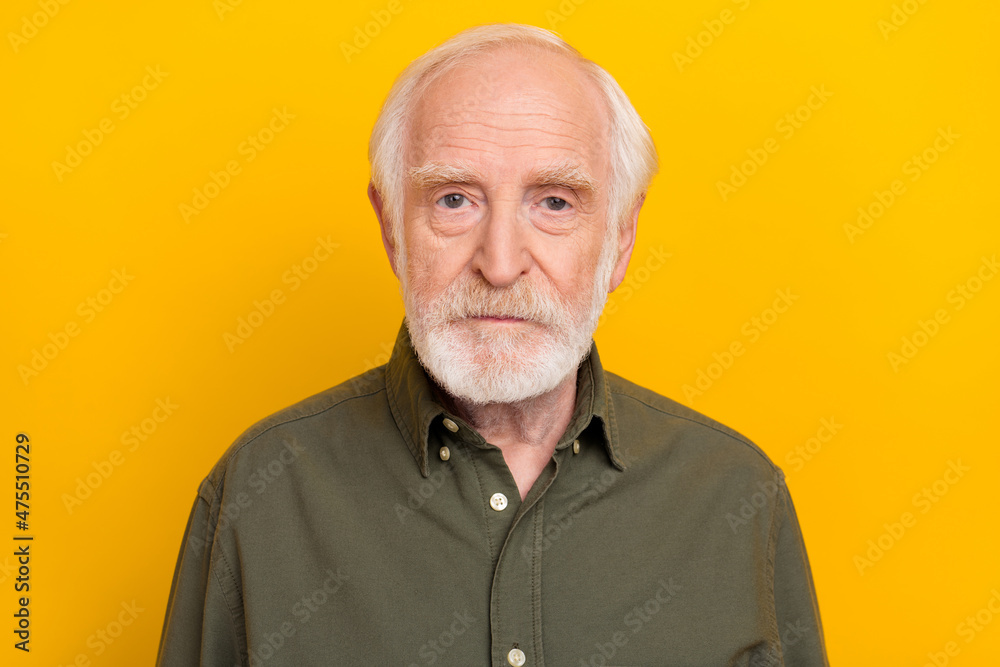 Obraz premium Photo of strict old beard man wear khaki shirt isolated on yellow color background
