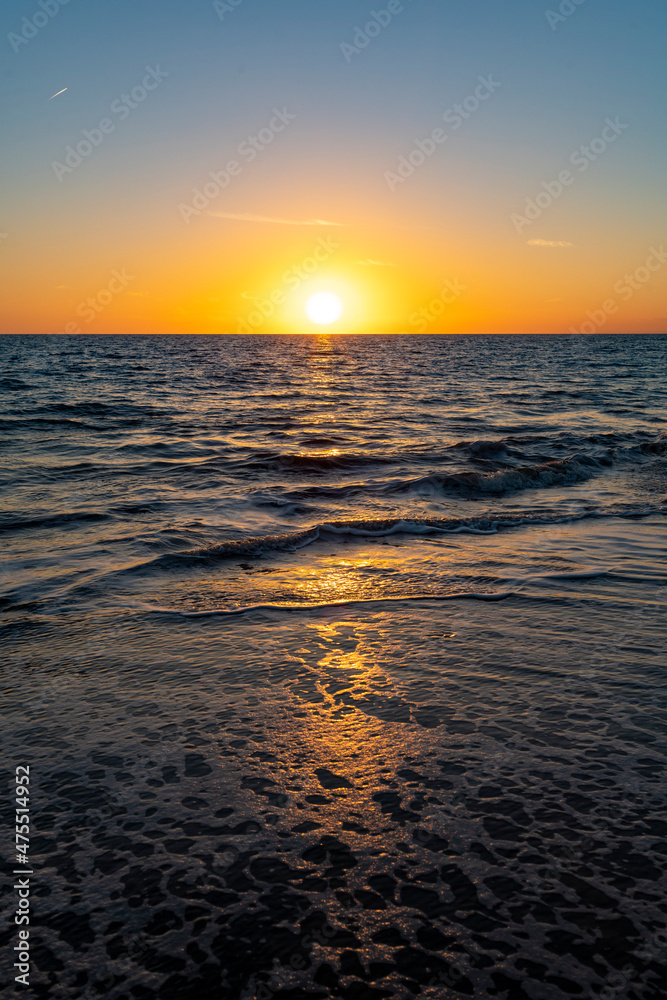 Sunset over the Atlantic ocean. Sea horizon. Waves on the seashore.

Atardecer en el océano Atlántico. Horizonte marítimo. Olas en la orilla del mar.