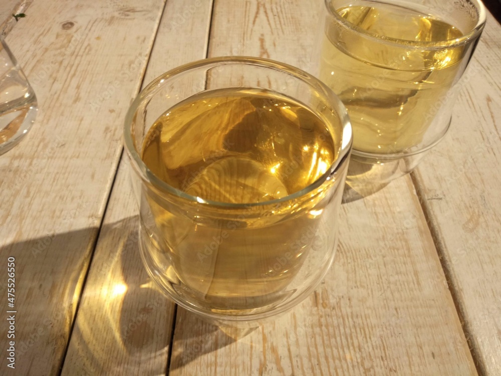 グラスに入った冷たいお茶 グラスに入った冷たいお茶