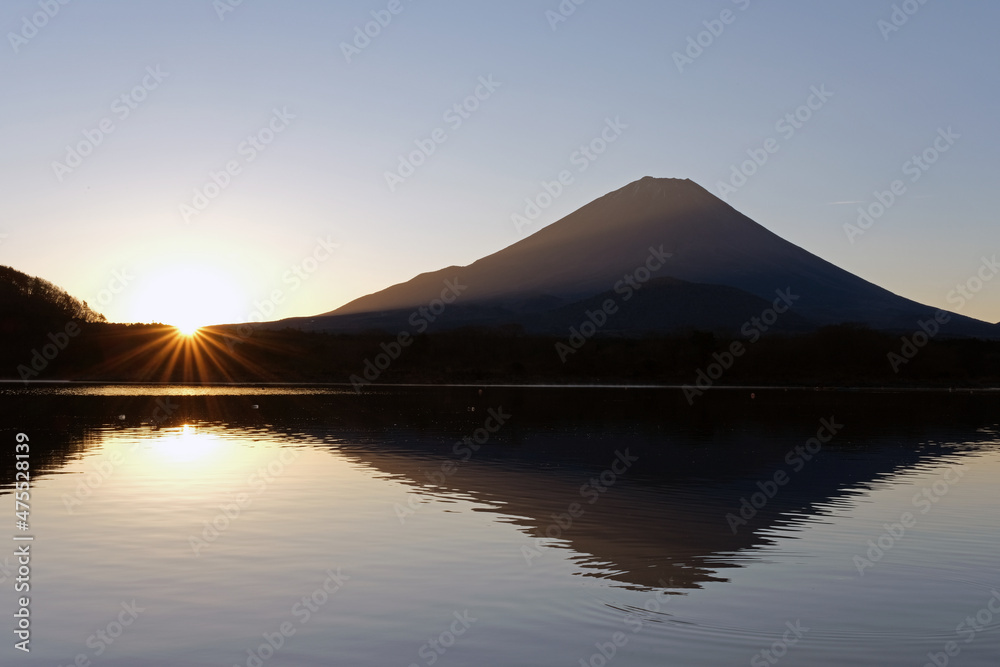 世界遺産　富士山と精進湖の夜明けの風景