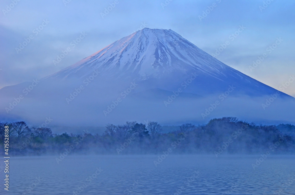 世界遺産　富士山と河口湖の早朝に靄が出た幻想的な風景