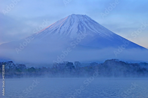 世界遺産 富士山と河口湖の早朝に靄が出た幻想的な風景