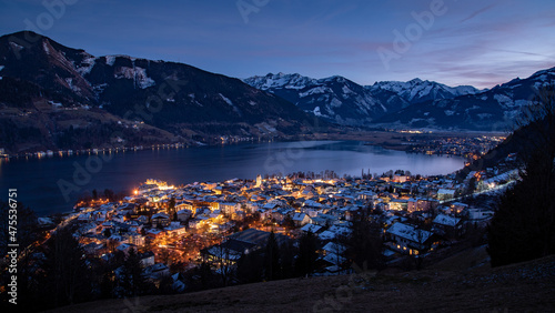 Fotografie Evening view of the snow-covered town of Zell am See in the Salzburger Land, Aus