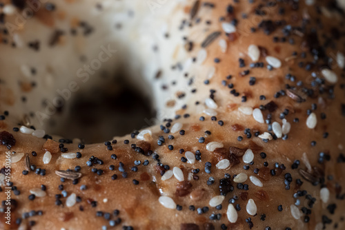 Fotografi closeup top view of an everything bagel with poppy and sesame seeds