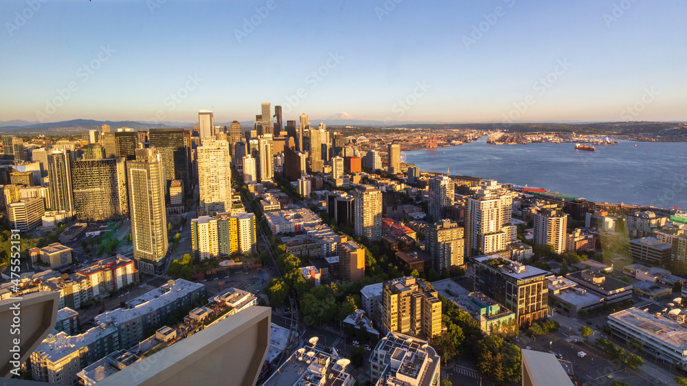 Obraz premium Seattle, Washington, USA - June 4 2021: Seattle downtown skyline and Mount Rainier during summer sunset. View from Seattle needle.