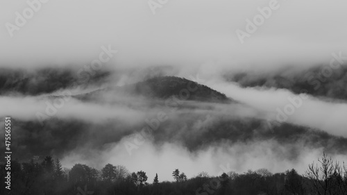 Panorama collinare con nuvole basse e nebbia