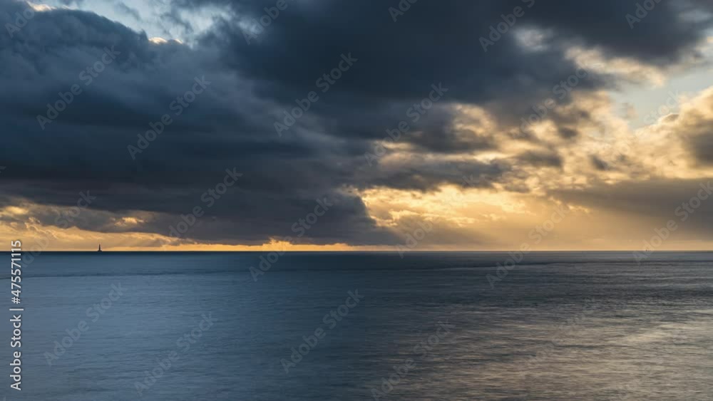 Timelapse Rayons du soleil à travers les nuages au dessus de l'Ocean, proche Phare de Cordouan, Royan, France Timelapse Rayons du soleil à travers les nuages au dessus de l'Ocean, proche Phare de Cordouan, Royan, France