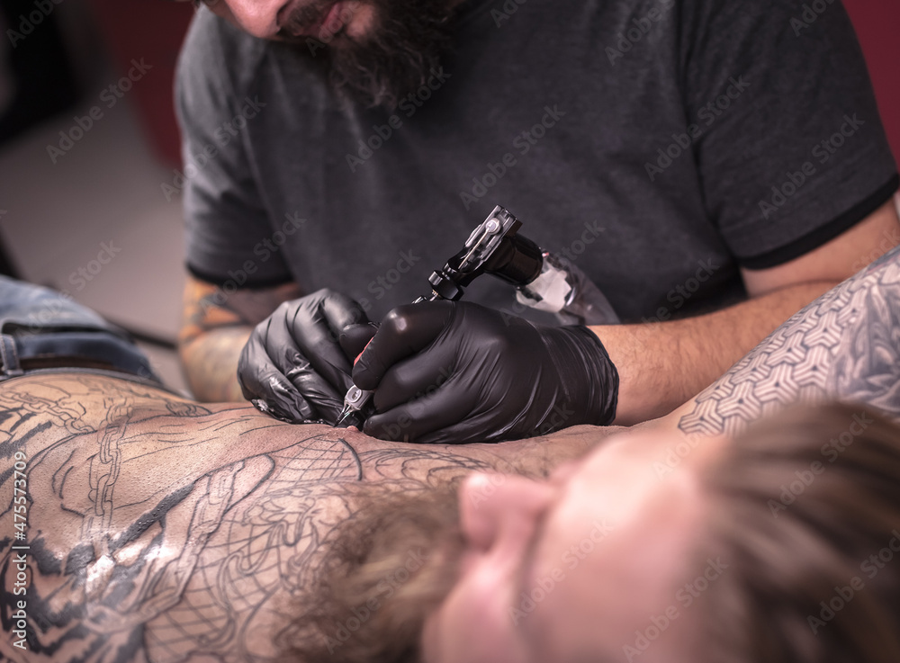 Master of the art of tattooing creates a tattoo