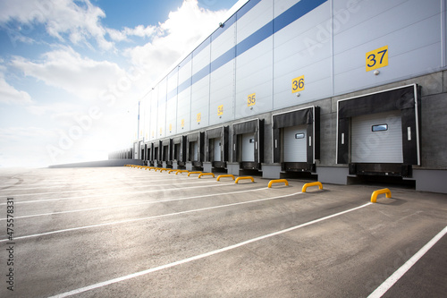 Fotobehang Wall of a huge distribution warehouse with row of loading gates