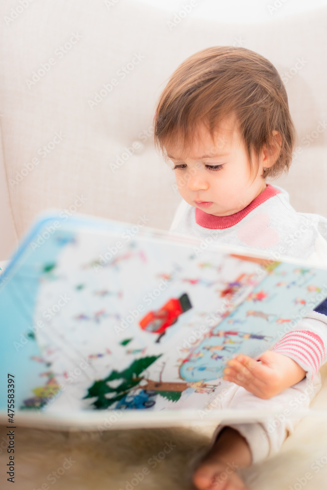 Kleines Mädchen liest ein Buch Kleines Mädchen liest ein Buch