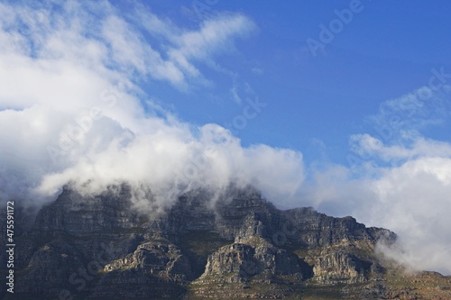 Wolken über BErggipfel