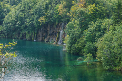Fototapeta Naklejka Na Ścianę i Meble -  Majestic view on waterfall with turquoise water in the Plitvice Lakes National Park, Croatia