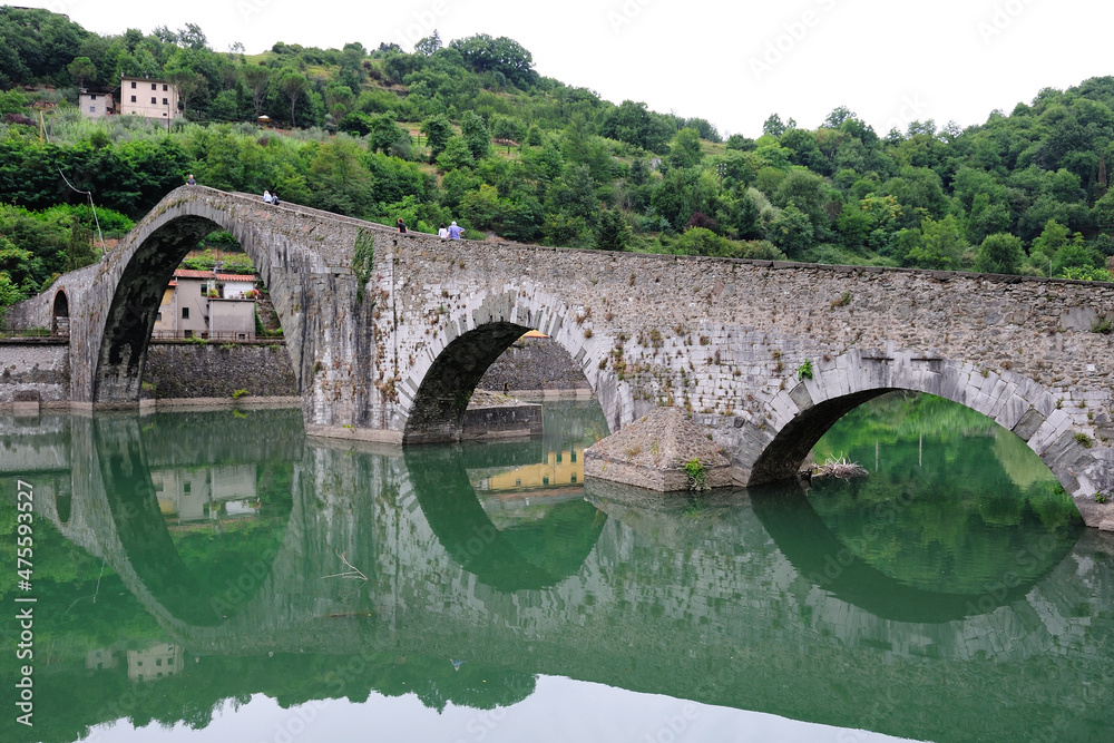 Naklejka premium Zabytkowy most w Toskanii