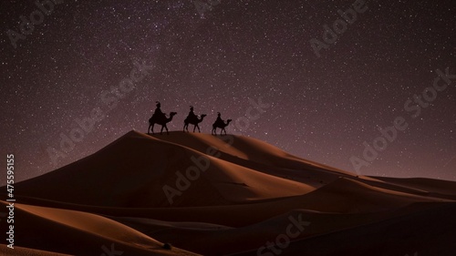Fotografering los reyes magos  del Oriente, en sus camellos, en el desierto, con un cielo estrellado y la estrella polar guiandolos