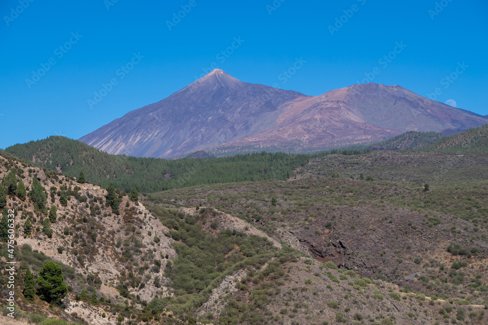 Fototapeta premium Paisaje montañoso con el volcán Teide en la isla de Tenerife, Canarias