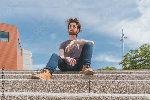 Obraz na płótnie bearded guy sitting on steps w salonie