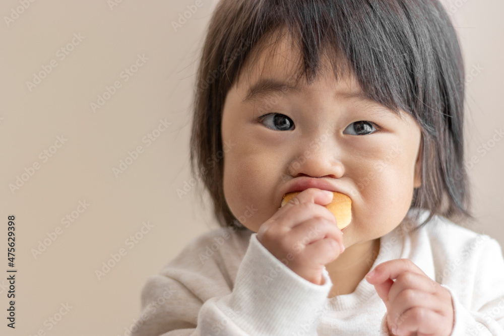 小さいパンを自分で食べる赤ちゃん(1歳5か月
、女の子、日本人) 小さいパンを自分で食べる赤ちゃん(1歳5か月
、女の子、日本人)