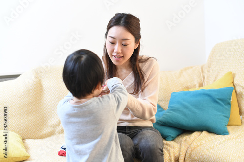 室内で子供（息子）と遊ぶ母親