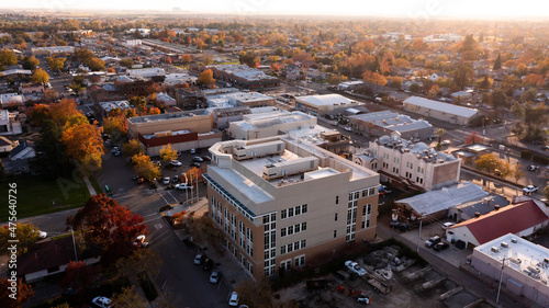 Photo Sunset aerial view of the urban core of downtown Lincoln, California, USA