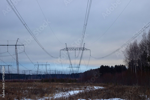 Высоковольтные линии электропередач(ЛЭП) под Нижним Тагилом, поселок Евстюниха. Недалеко от подстанции 