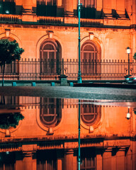 Fototapete Orange Altes Gebäude spiegelt sich im Wasser  © Lucian Bulai/Wirestock