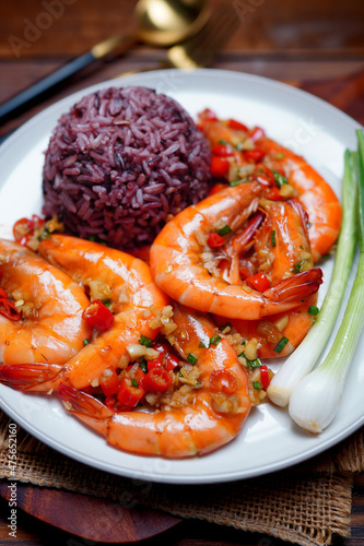 Stir-fried Prawns with Chili and Rye Berry Rice Sprinkle with boiled onions, cut into glasses.