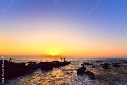 早朝の海と鳥居 06 © 良輔 武尾