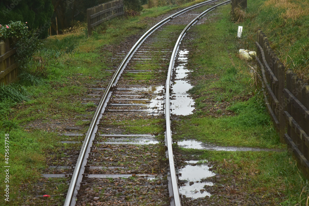 雨中のローカル鉄道の牧歌的イメージ 01